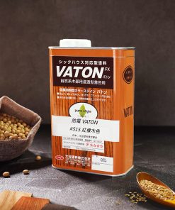 VATON FX護木油產品封面圖片。以鐵罐至於畫面中央，前後陳列著大豆與亞麻仁籽等植物油基底成分的原型。畫面左下角擺放著染色過後的木板樣品。