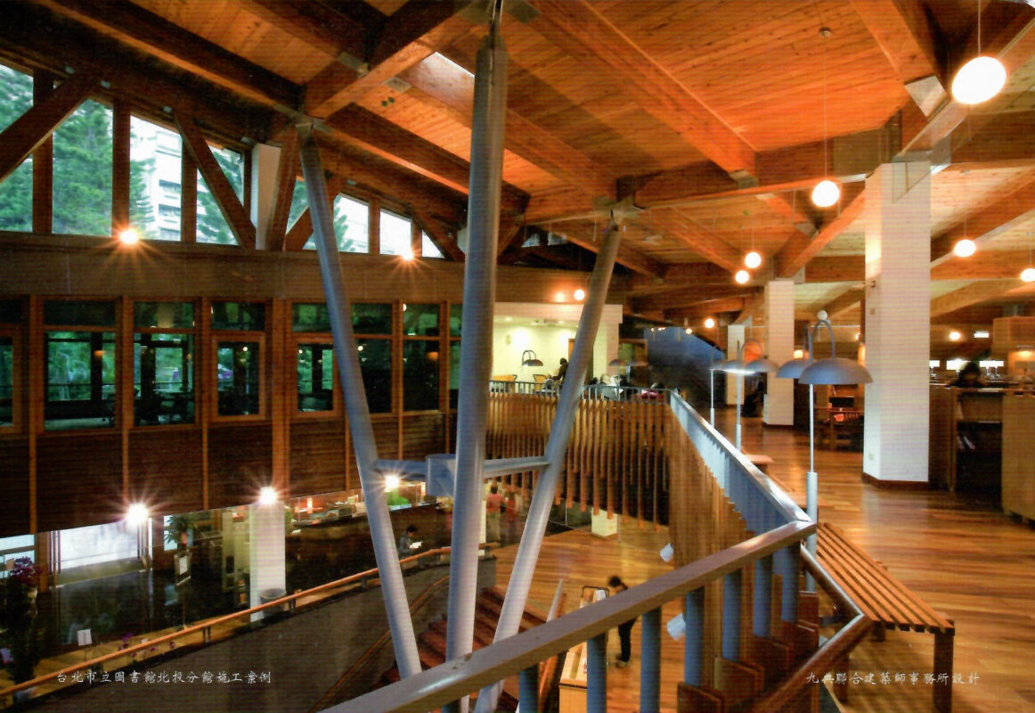 北投圖書館內部的木造欄杆與天花板
