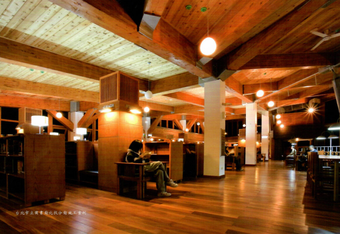 北投圖書館內部的實木地板與天花板