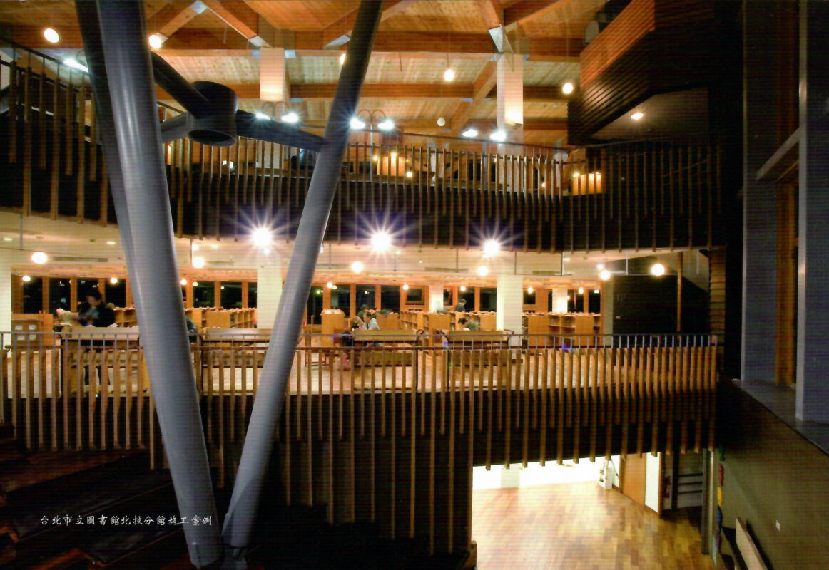 北投圖書館的實木內部裝潢與設計