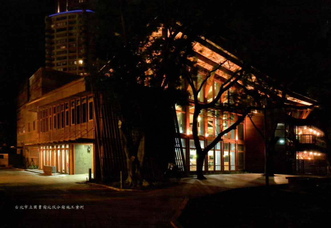 夜晚的實木造圖書館－北投圖書館