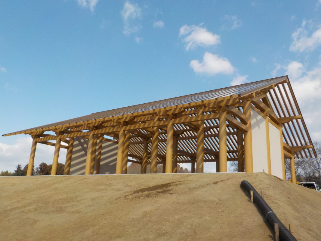 多賀城跡木造結構側面，木結構與透明屋頂